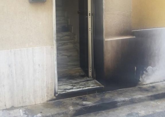 Bagheria: incendiano il portone d'ingresso dell'ex datore di lavoro per vendetta