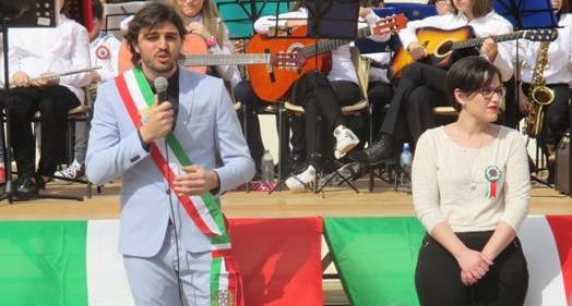 Il Comune regala le bandiere alle scuole elementari e medie di Bagheria